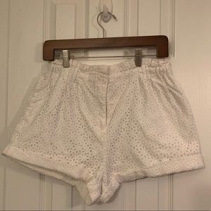 Pretty white short 🌴☀️